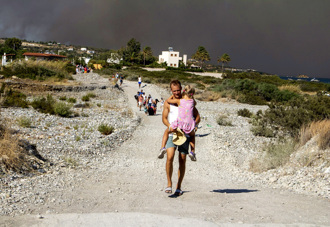 影》希臘野火燒到海邊！觀光島如「戰區」 遊客棄5星飯店逃難