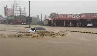 竹山暴雨淹成黃泥河 「特斯拉突圍」衝水道！畫面太震撼