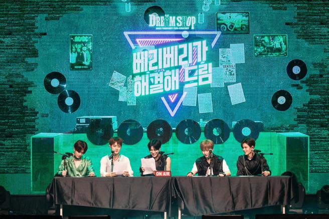 即將入伍的東憲（中）難過向粉絲道別。（ON INN ASIA提供）