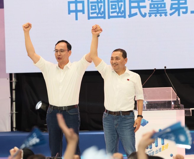 中国国民党23日举行全国代表大会，正式通过提名总统参选人侯友宜（右），党主席朱立伦（左）高举侯友宜的手，一起喊当选。（刘宗龙摄）