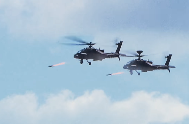 阿帕契攻击直升机发射地狱火飞弹。(国防部提供)