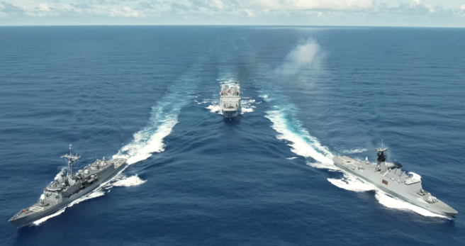 海军舰队进行海上编组补给演练。(国防部提供)