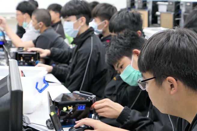教育部委托花莲高工成立「技术型高级中等学校东区技术教学中心」，透过智慧型机器人基础课程，学生学习自走车图控技术。（教育部提供／林志成台北传真）