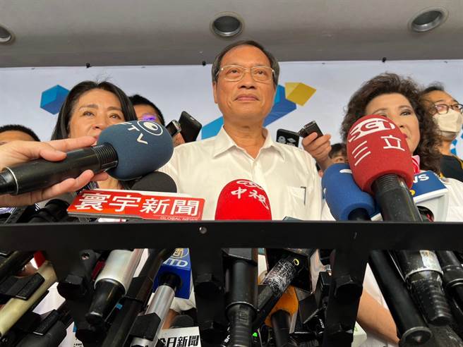 前立委苏清泉受访时表示，一定力挺侯友宜，至于鸿海创办人郭台铭接下要去屏东办造势，苏呼吁「不要一路走到黑」。（李奇叡摄）