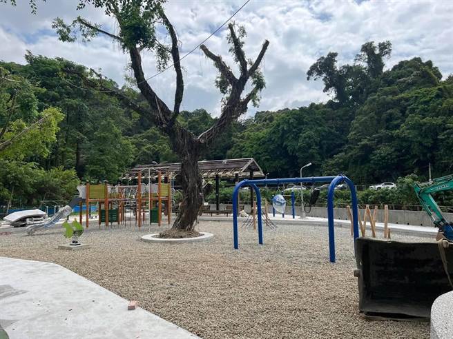 家长指出，公园若缺乏遮荫，早上到下午的烈阳曝晒几乎没办法使用游乐器材。（李柏澔摄）