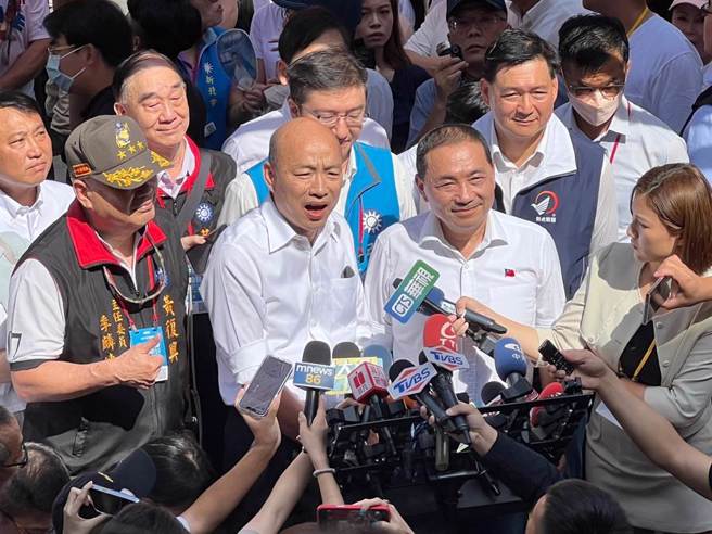 前高雄市长韩国瑜（左二）今受访表示，希望国民党在侯友宜（右二）的领导下，能下架民进党。（李奇叡摄）