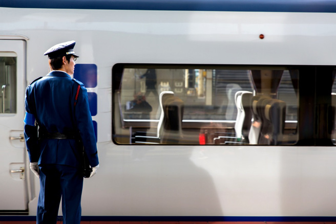 大阪一輛JR電車23日發生持刀砍人事件，釀成3人受傷。（示意圖／shutterstock）