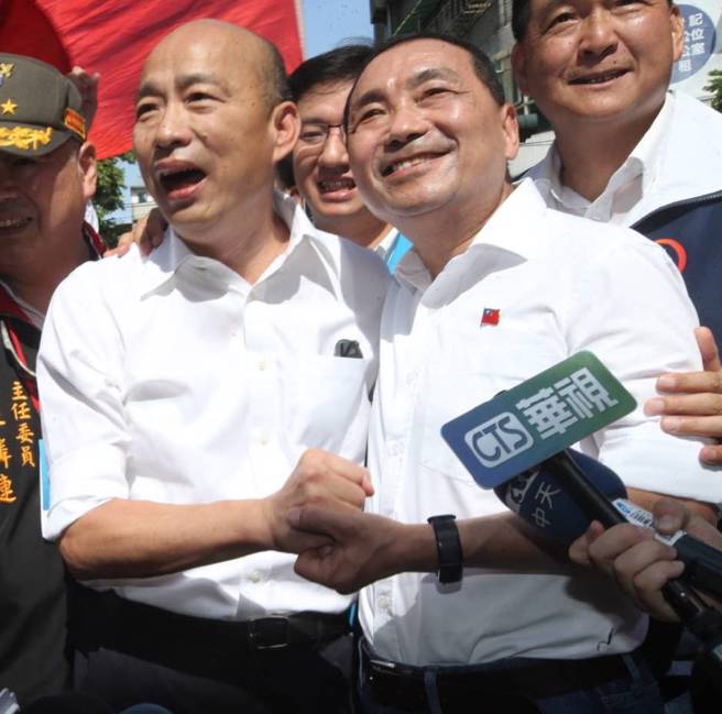 国民党总统参选人侯友宜（右）、前高雄市长韩国瑜（左）23日出席国民党全代会。（陈君玮摄）