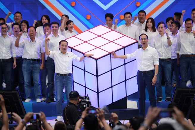 蔡正元表示，若國民黨堅持侯友宜只能當正的、不能當副手，那只能說「莎呦娜啦國民黨」。圖為國民黨23日舉行全代會，黨主席朱立倫（前右）、侯友宜（前排左）帶領立委參選人大造勢。（資料照片/黃世麒攝）