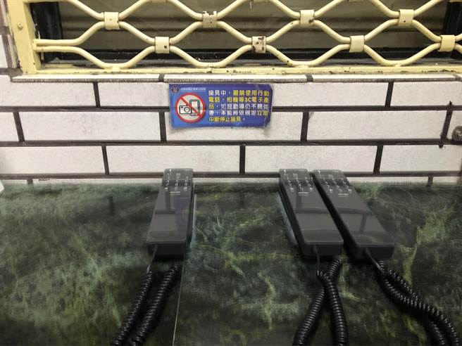 台北监狱接见室写明禁止使用手机、相机等3C产品。（赖佑维摄）