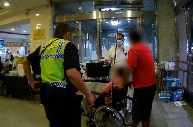 花莲蔡姓男子日前晚间驾驶小货车载着因跌倒以致腹部疼痛的孕妻送医治疗，却遇上交通壅塞，经警方利用警车鸣笛替其开道，平安将妻子送到医院治疗，幸无大碍。（吉安警分局提供／罗亦晽花莲传真）