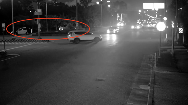 花莲蔡姓男子日前晚间驾驶小货车载着因跌倒以致腹部疼痛的孕妻送医治疗，却遇上交通壅塞，经警方利用警车鸣笛替其开道，平安将妻子送到医院治疗，幸无大碍。（吉安警分局提供／罗亦晽花莲传真）