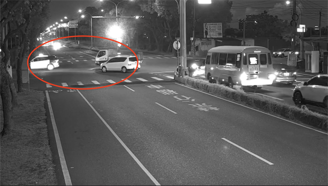 花莲蔡姓男子日前晚间驾驶小货车载着因跌倒以致腹部疼痛的孕妻送医治疗，却遇上交通壅塞，经警方利用警车鸣笛替其开道，平安将妻子送到医院治疗，幸无大碍。（吉安警分局提供／罗亦晽花莲传真）