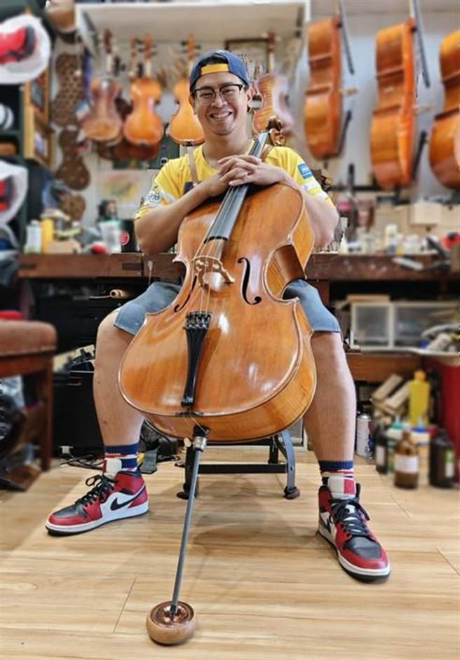 擁有「提琴醫生」美名的製琴師王宇寧完美結合大提琴止滑墊與演奏平台，發明外型如甜甜圈的「迷你號角－提丰」，陸續獲得瑞士日內瓦國際發明大獎金牌、韓國首爾國際發明大獎金牌獎等殊榮。（高市府青年局提供／洪浩軒高雄傳真）