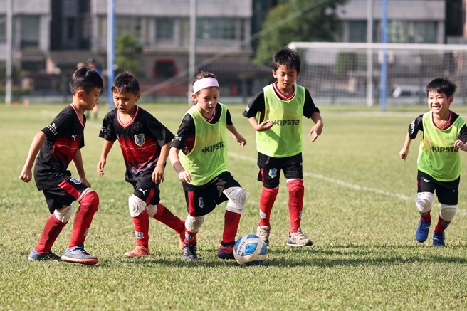 台美混血的7岁女童汉蜜（Hammie，中）拚劲不输男生。（台湾运动文创提供／陈筱琳台北传真）