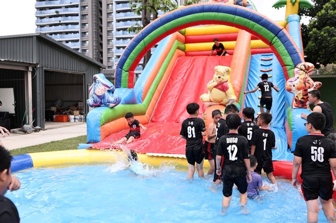 水上溜滑梯让小球员畅快消暑。（台湾运动文创提供／陈筱琳台北传真）