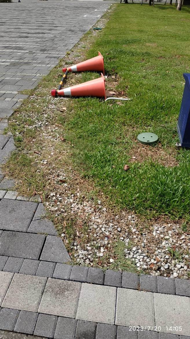 北流近期正进行指标优化作业，先前已拆除旧的指标，并预计于8月初全面更新，故在旧有指标的区块以三角锥围起。（台北市议员锺佩玲提供／刘彦宜台北传真）