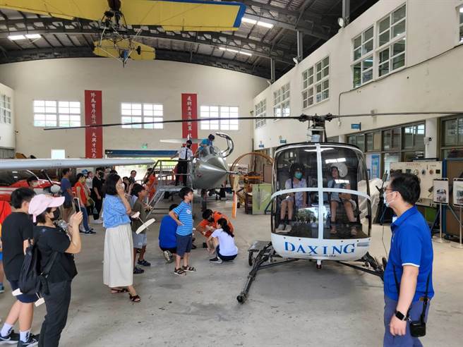 大园警方暑期宣导，结合大兴高中办活动学童体验飞航操作。(警方提供／吕筱蝉桃园传真)