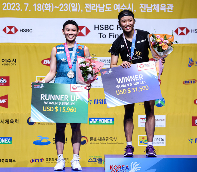 2023韓國羽球公開賽女單冠軍安洗瑩（右）、亞軍戴資穎（左）。（Badminton Photo提供／陳筱琳台北傳真）
