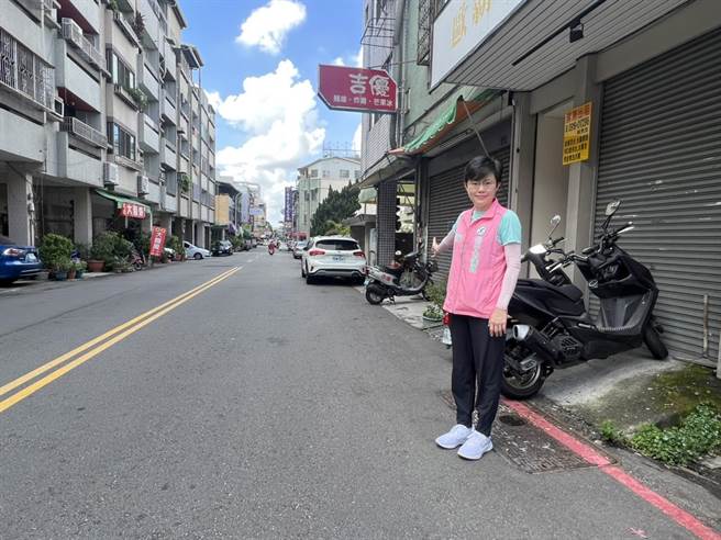台中市議員陳俞融表示，北區大德街上，現場人行道騎樓不連貫，許多行人只能被迫走路上。（陳俞融提供／張亦惠台中傳真）