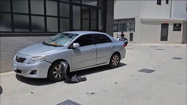 汽车挡泥板被狗破坏咬下，车主只好自认倒楣。（民眾提供／许逸民澎湖传真）