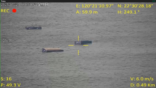 海巡署利用無人機蒐證及即時影像回傳，掌握行貨櫃漂流狀況。持續每小時以SSB及VHF每小時進行中英文航行安全廣播。(海巡署提供)