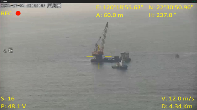 海巡署利用無人機蒐證及即時影像回傳，掌握行貨櫃漂流狀況。持續每小時以SSB及VHF每小時進行中英文航行安全廣播。(海巡署提供)