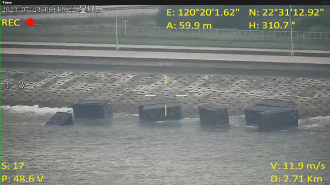 海巡署利用無人機蒐證及即時影像回傳，掌握行貨櫃漂流狀況。持續每小時以SSB及VHF每小時進行中英文航行安全廣播。(海巡署提供)