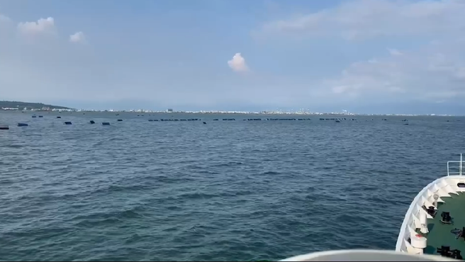 500只漂流貨櫃「海上長城」危機，海巡警艇在旁監控。(海巡署提供)