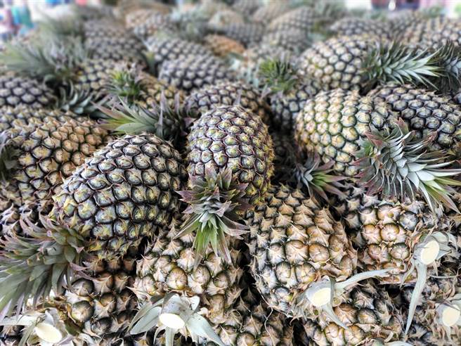古坑鄉金鑽鳳梨品質佳，可惜缺乏外銷通路，古坑鄉農會開發鳳梨加工品以延長賞味期。（周麗蘭攝）
