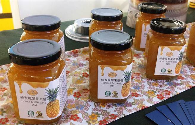 蜂蜜鳳梨果茶醬以新鮮鳳梨鮮果熬煮，可煮成果茶，也可作為三明治食材。（周麗蘭攝）