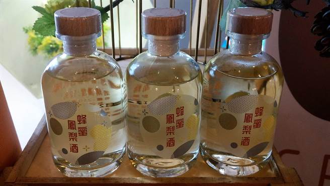 蜂蜜鳳梨發酵酒可調成雞尾酒類的氣泡飲。（飲酒過量有礙健康）