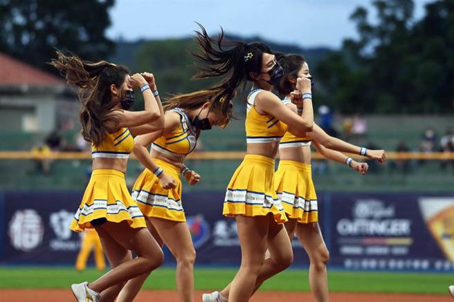 杜苏茵颱风接近台,原订在7月25至27日在台东第一棒球场举行的3年中华职棒例行赛，改于10月17日至19日举行。(资料照片)