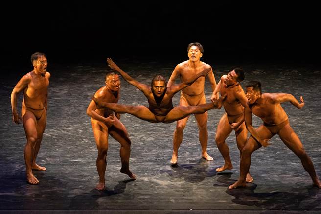 2023年馬來西亞檳城州喬治市藝術節台灣單元「島嶼島」（Isle to Isle） 昨22日開跑，由歌手桑布伊及布拉瑞揚舞團合演的《得力量×路吶》，征服當地觀眾。（喬治市藝術節提供／李欣恬台北傳真）