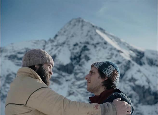 路卡马林内利（右）和亚历山卓柏尔吉拍摄《回不去的那座山》，勇夺双料影帝。（海鹏提供）