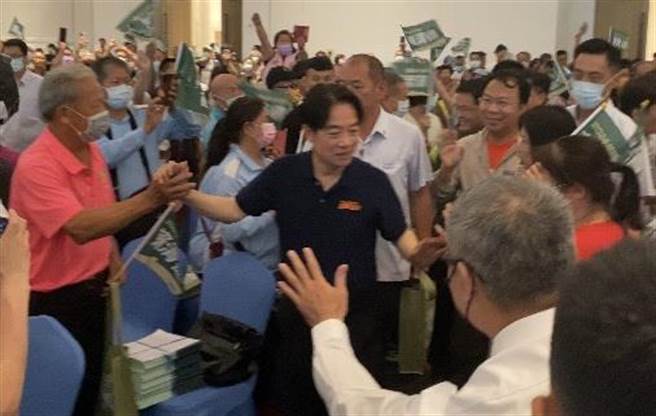 民进党总统参选人赖清德出席「中区宗教后援会」成立大会，受到热情支持。（陈淑芬摄）