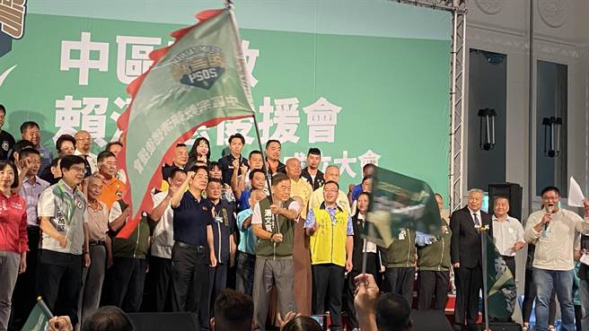 民进党总统参选人赖清德出席「中区宗教后援会」成立大会并授旗，受到热情支持。（陈淑芬摄）