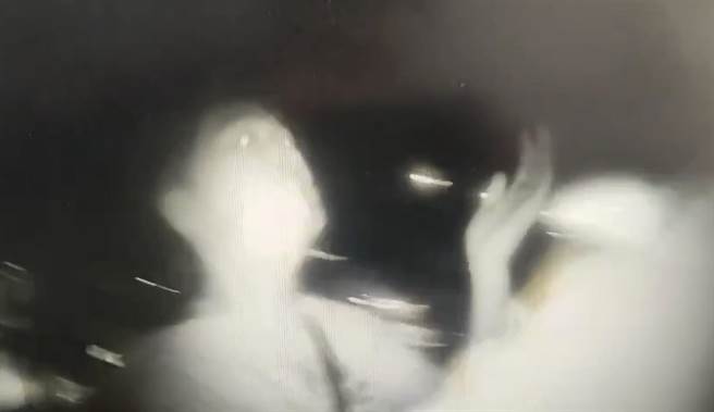 纠人输赢却遭一拳压制，两男打完后相互提告。(警方提供)