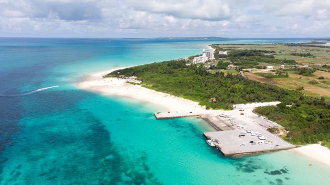 日本政府考虑到「台湾有事」（台湾发生事态），决定将在冲绳县宫古岛修建防空避难所的政策方针。（图／shutterstock）