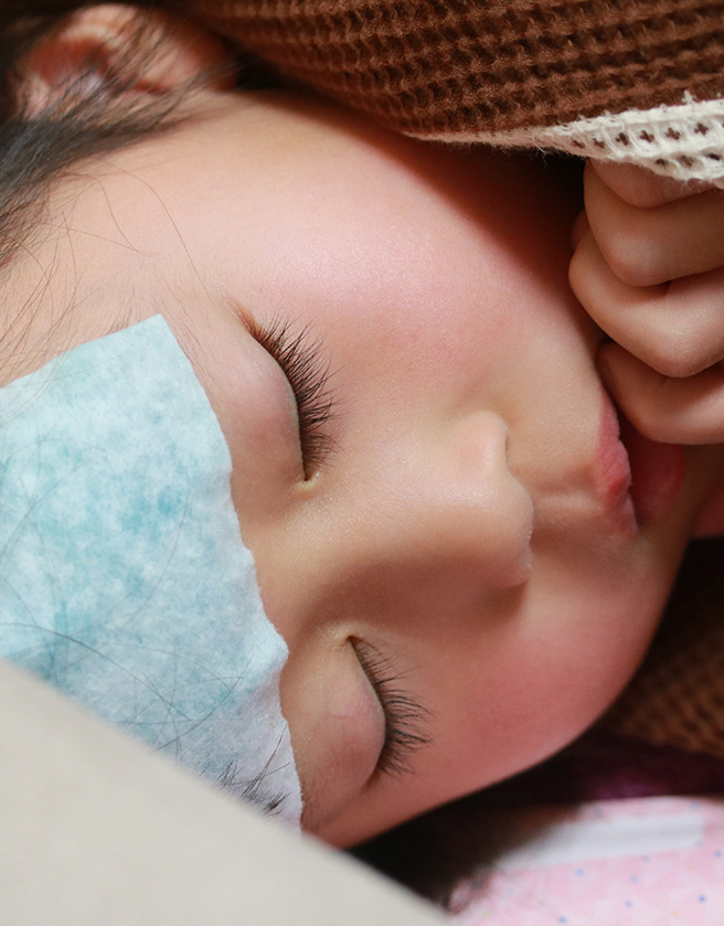 脑膜炎初期持续性发烧、昏睡、呕吐，很容易跟感冒或肠胃炎搞混。（图／婴儿与母亲提供）