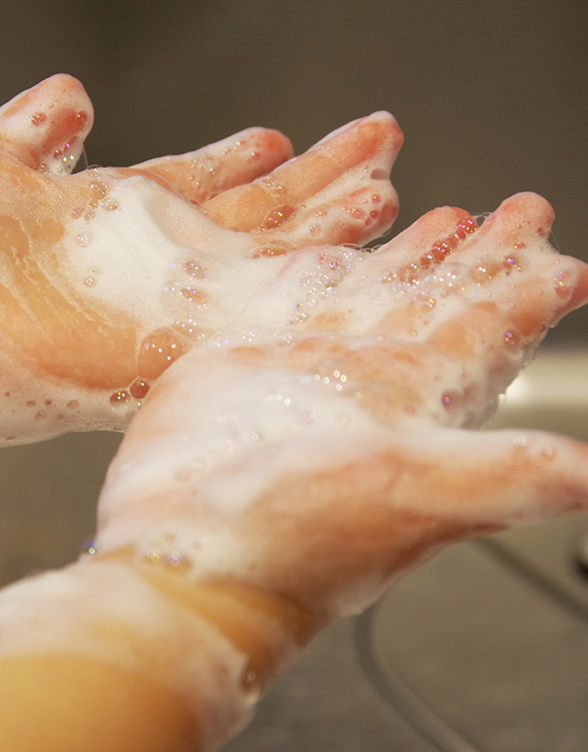 预防感染再次脑膜炎，医师建议勤洗手、进入公共场所时戴口罩、维持良好的卫生习惯、不熬夜、定期施打疫苗。（图／婴儿与母亲提供）