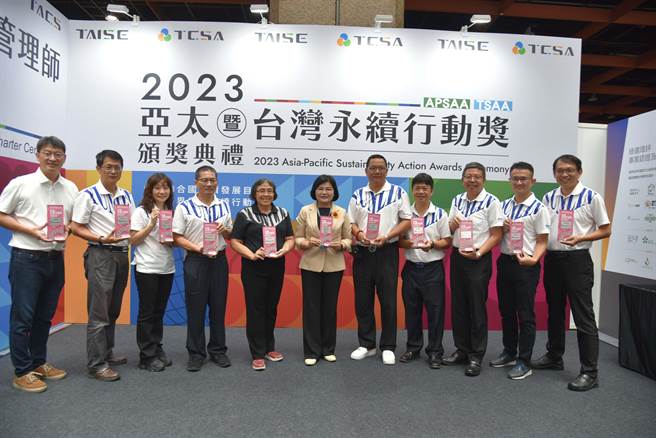 云林县府今年参加「TSAA台湾永续行动奖」，共抱回11个奖项，得奖单位包括卫生局、工务处、水利处、计画处、教育处、税务局、城乡处、社会处等8个局处，县长张丽善（右六）亲自率领团队领奖。（云林县政府提供）