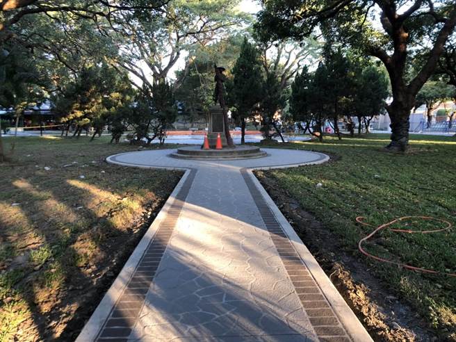 工务处的「漫游虎尾永续无碍城镇」施政获得金奖肯定，以「人本」及「节能减碳」为主轴，建构虎尾镇成为无碍的宜居城市。（周丽兰摄）