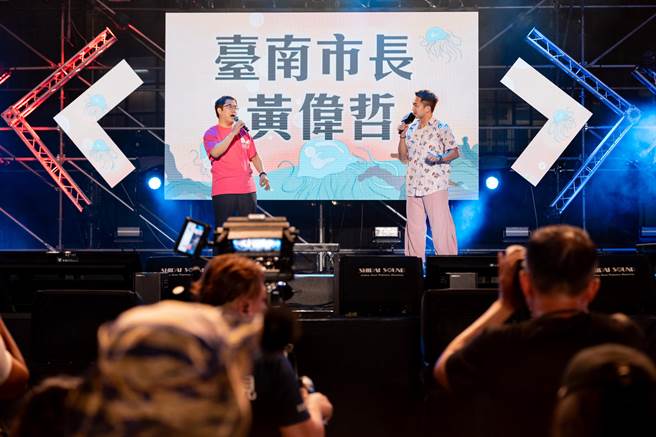 黄伟哲（左）变身陈奕迅演唱《十年》。（三立提供）