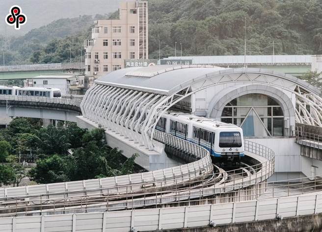 台北捷運淡水信義線、松山新店線小碧潭站及文湖線等路線的高架及平面段，當實際瞬間風速達10級風以上，或10分鐘內之平均風速達7級風時，即依照標準作業程序暫停營運。（本報資料照片）