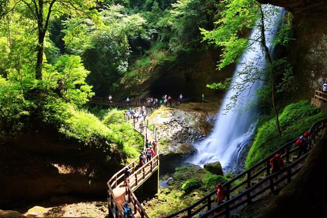 近日午后阵雨，杉林溪内的瀑布水量丰沛，其中松泷岩瀑布每立方公分空气中有高达20万负离子。（杉林溪自然生态教育中心提供／杨静茹南投传真）