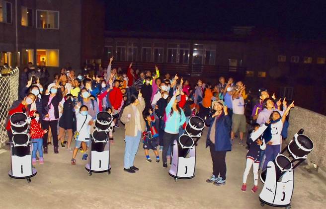 杉林溪提供免费的赏萤火虫、观星活动，游客透过天文望远镜看到月球表面陨石坑觉得新奇。（杉林溪自然生态教育中心提供／杨静茹南投传真）