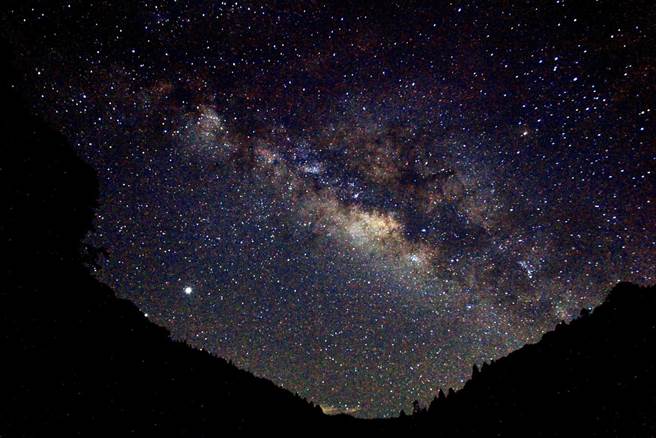 杉林溪的观星平台无光害，抬头仰望就可以看到满天繁星及璀璨的银河。（杉林溪自然生态教育中心提供／杨静茹南投传真）