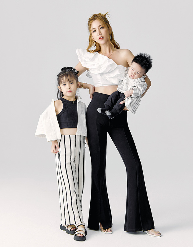 就算事业再忙，玛菲斯和先生总是坚持周末假日要跟小孩一起活动。（图／婴儿与母亲提供）