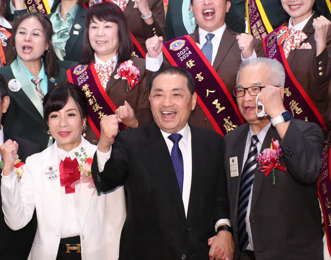 國民黨總統參選人侯友宜23日出席國際獅子會議長暨理監事就職典禮，與來賓合影，同聲高喊凍蒜。（鄭任南攝）